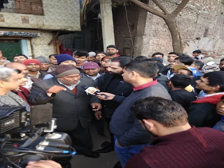 जैसे ही टीम रोहिणी पहुंची यहां कुछ लोग मिल गए. 'दिल्ली वाले ऑटो राजा' टीम ने लोगों से उनकी राय पूछी. लोगों ने कहा कि जो दावा किया गया है वो पूरा नहीं हुआ है. रोहिणी दिल्ली का उपनगरीय इलाका है और बीजेपी के विजेंद्र गुप्ता यहां के विधायक हैं.