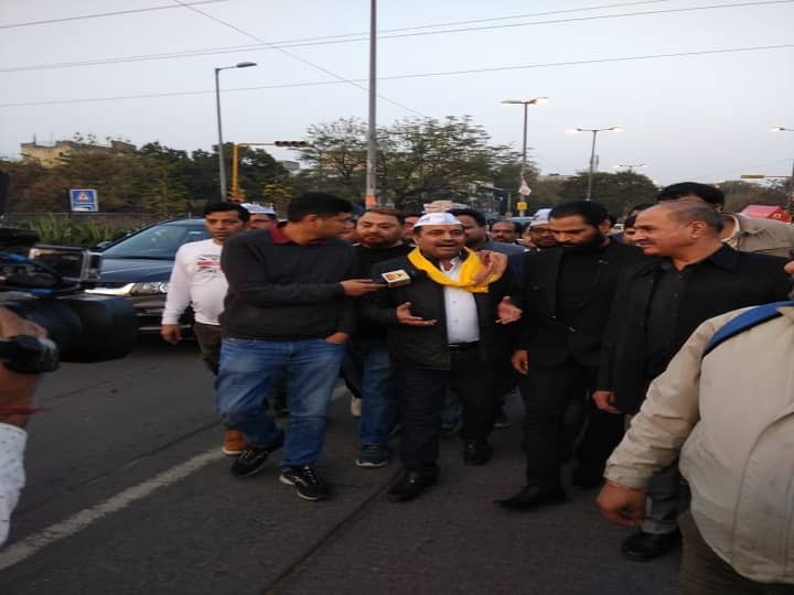 जनता से चर्चा हुई तो 'दिल्ली वाले ऑटो राजा' की टीम ने इलाके के उम्मीदवारों से भी मिलने की सोची. रोहिणी के सेक्टर सात में प्रचार करते हुए आप के उम्मीदवार राजेश नामा वंशीवाला मिल गये. आप के उम्मीदवार ने बड़े बड़े दावे किये. अस्पताल से लेकर स्कूल तक की बात की.