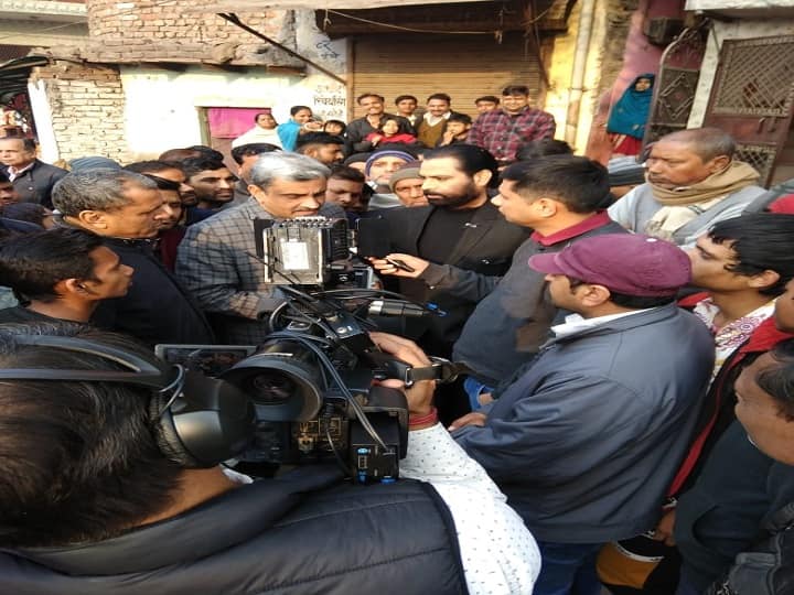 इसके साथ ही टीम ने बीजेपी के उम्मीदवार विजेंद्र गुप्ता से भी संपर्क करने की कोशिश की. पता चला कि विजेंद्र गुप्ता नॉर्थ एक्स मॉल के पास प्रचार कर रहे हैं. जब टीम वहां पहुंची तो वे कुछ खा रहे थे. खाने के दौरान ही उन्होंने 'दिल्ली वाले ऑटो राजा' की टीम से बातचीत की.