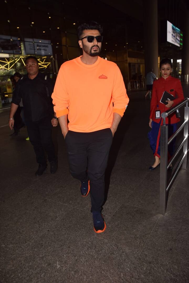 वहीं बात करें अर्जुन कपूर की तो एयपोर्ट पर अर्जुन कैजुअल लुक में नजर आए. (Photo Credit: Manav Manglani)