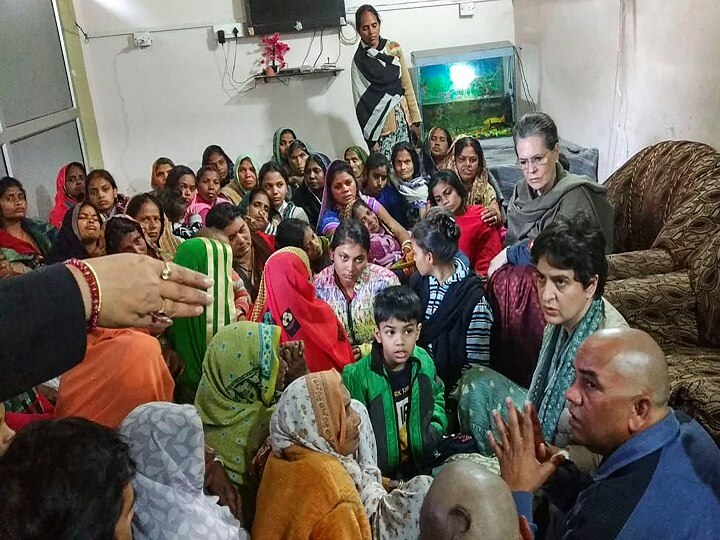 Sonia Gandhi Priyanka Gandhi visit Amethi meet families of accident victims अमेठी पहुंची सोनियां गांधी और प्रियंका गांधी, सड़क हादसे में मारे गए मृतकों के परिवार से मुलाकात की