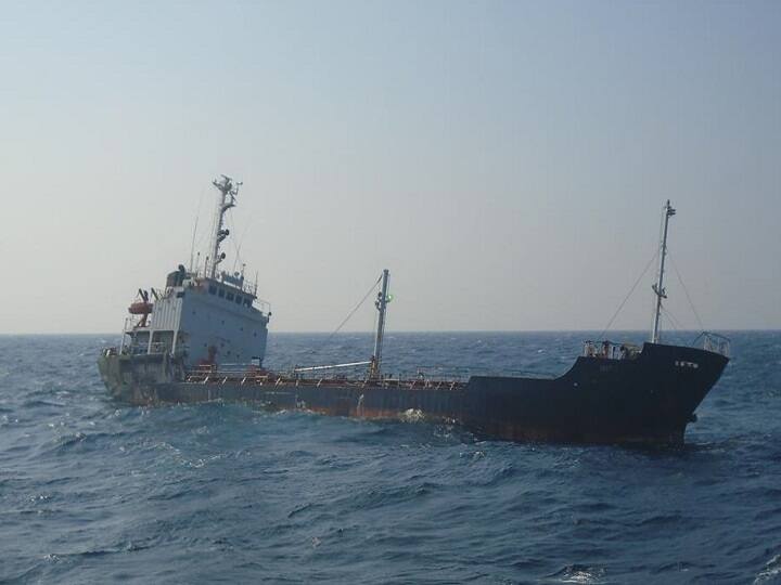 Coast Guard of India and Pakistan together help rescue 13 sailors from sinking ship अरब सागर में डूब रहा था जहाज, भारत-पाकिस्तान के कोस्ट गार्ड्स ने मिलकर 13 भारतीय नाविकों को बचाया