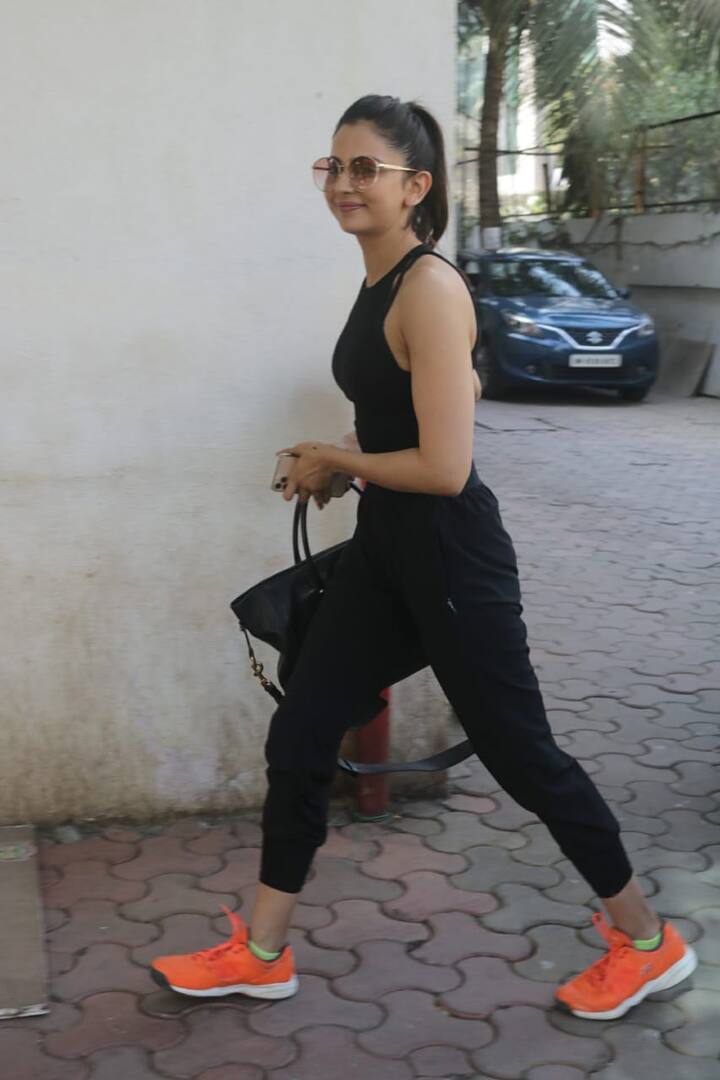 इस दौरान रकुल ब्लैक लुक में काफी अच्छी लग रही थीं. (Photo Credit: Manav Manglani)
