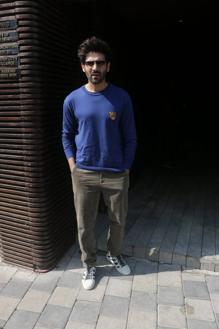 अभिनेता कार्तिक आर्यन को भी मुंबई में कुछ इस अंदाज में स्पॉट किया. (Photo Credit: Manav Manglani)