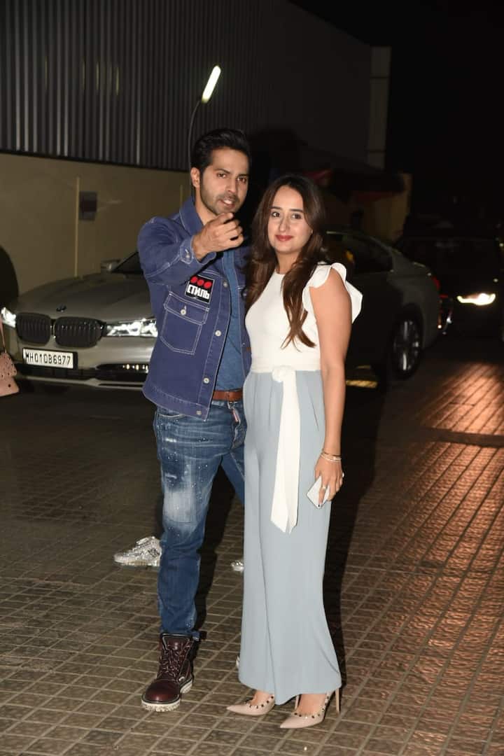 इस दौरान वरुण धवन जींस की जैकेट और जींस की ही पैंट में दिखाई दिए, जबकि नताशा स्टाइलिश आउटफिट में दिखीं. (तस्वीर: मानव मंगलानी)