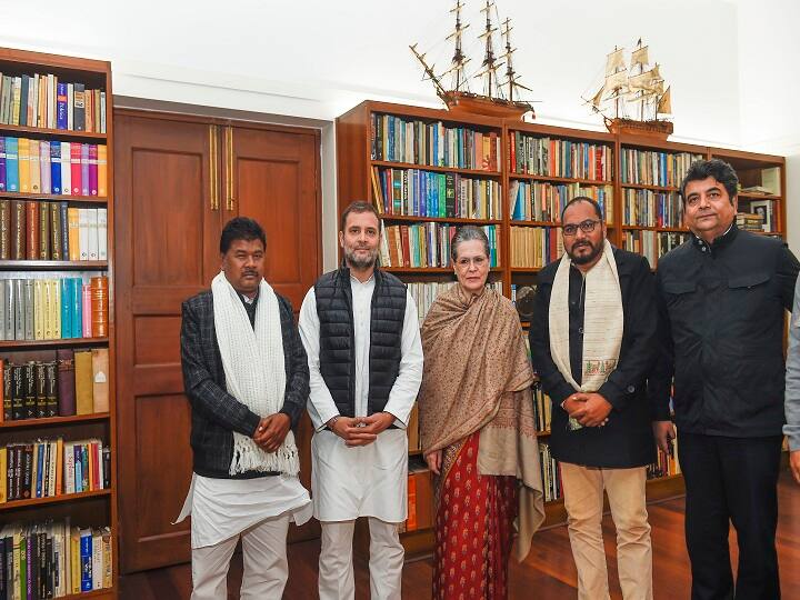 झारखंड विकास मोर्चा के दो बागी विधायकों ने सोनिया गांधी से की मुलाकात, कांग्रेस में हो सकते हैं शामिल JVM rebel mlas bandhu tirkey pradeep yadav meets sonia gandhi may join congress झारखंड विकास मोर्चा के दो बागी विधायकों ने सोनिया गांधी से की मुलाकात, कांग्रेस में हो सकते हैं शामिल