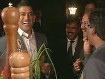 धोनी ने सीएम हेमंत सोरेन के साथ पत्ते के जरिए बजाई सीटी, सोशल मीडिया पर वायरल हुआ Video