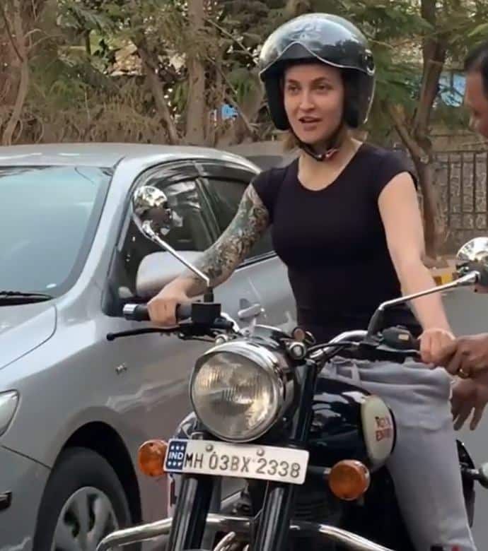 एली ने इस फिल्म के लिए सिर्फ बाल और टैटू ही नहीं बल्कि बाइक राइडिंग भी सीखी है. 