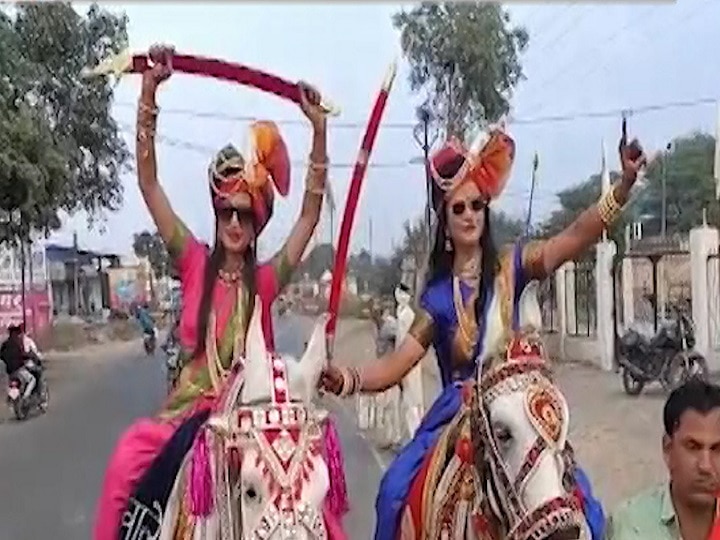 People got stunned when saw different marriage procession दूल्हे की जगह दुल्हन ने घोड़ी पर सवार होकर निकाली बारात, आश्चर्य में देखते रह गए लोग
