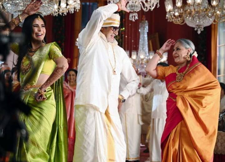 इस तस्वीर में आप अमिताभ बच्चन और जया बच्चन को कैटरीना कैफ के साथ डांस करते देख सकते हैं. (Photo Credit: Instagram)