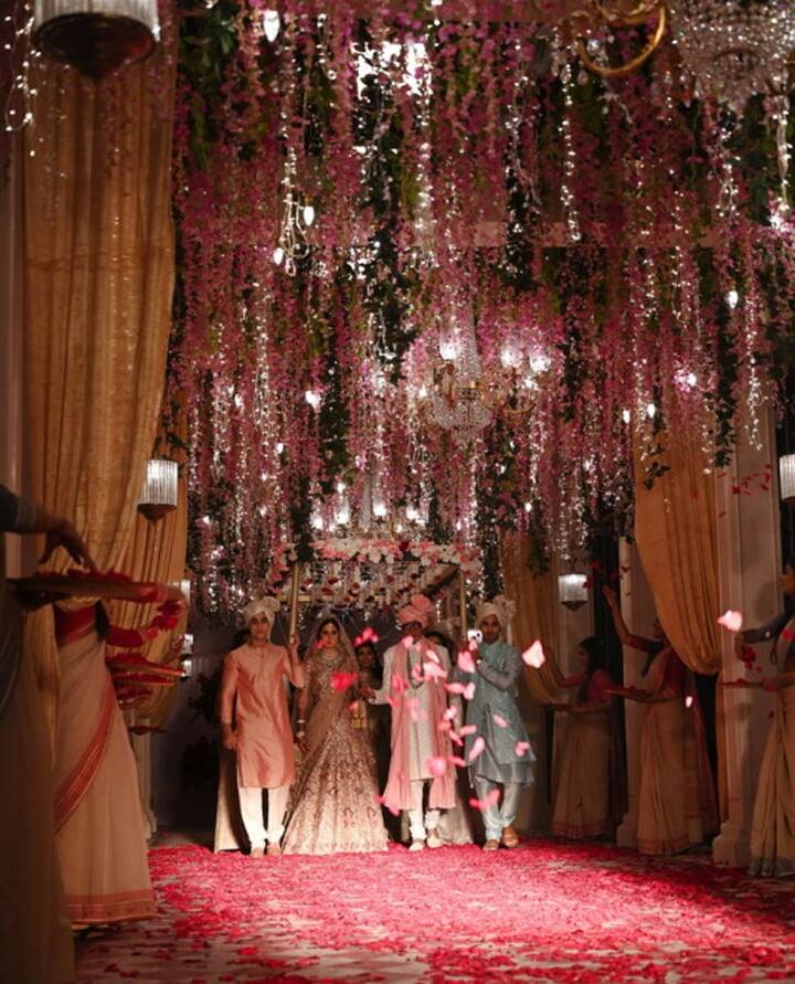 कैटरीना कैफ को मंडप तक ले जाते अमिताभ बच्चन. (Photo Credit: Instagram)