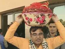 राजस्थान: सिर पर टिड्डियों का टोकरा लेकर विधानसभा पहुंचे बीजेपी विधायक, कहा- किसान हैं परेशान