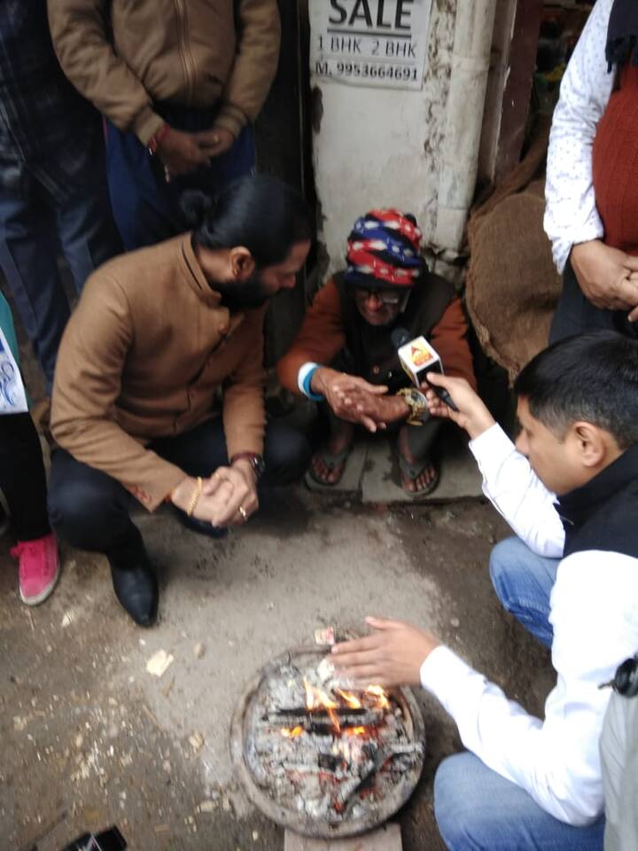 कुछ लोग रोड पर ही अलाव जलाकर ठंड से बचने की कोशिश कर रहे थे. हमारी टीम वहां भी पहुंची.