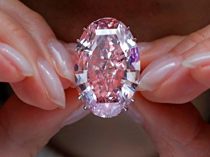 Diamond jewelery worth millions worth being sold at Surat Jewelery Shop गुजरात: कोरोना काल में सूरत की ज्वैलरी शॉप पर बिक रहे लाखों की कीमत के हीरे लगे मास्क