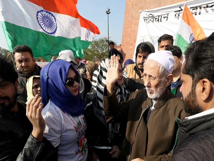 Lucknow- Muslim cleric maulana kalbe sadiq interacts with demonstrators during a protest against caa said The country will run with the constitution कल्बे सादिक बोले- 'देश मोदी-शाह की मर्जी से नहीं, संविधान से चलेगा'