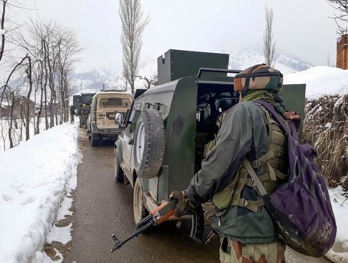 Jammu and Kashmir- Army surrounds three terrorists in Tral at Pulwama distric, Encounter going on जम्मू-कश्मीर: पुलवामा में आतंकियों और सुरक्षा बलों के बीच मुठभेड़, एक आतंकी ढेर
