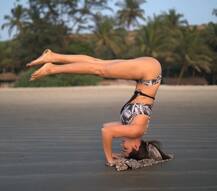 समंदर किनारे टीवी अभिनेत्री आशका गोराडिया ने शेयर किया अपना खूबसूरत अंदाज़