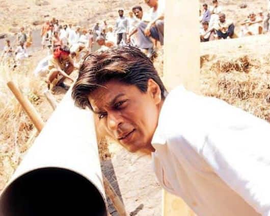 शाहरुख खान की 'स्वदेश' मूवी का डायलॉग- मैं नहीं मानता कि हमारा देश दुनिया का सबसे महान देश है, लेकिन ये जरूर मानता हूं कि हममें काबीलियत है, ताकत है इस देश को महान बनाने की. हम आपस में लड़ते रहते हैं, जबकि हमें लड़ना चाहिए हिंसा के खिलाफ, बढ़ती हुई आबादी, भ्रष्टाचार के खिलाफ.