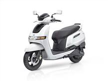 TVS iQube इलेक्ट्रिक स्कूटर भारत में हुआ लॉन्च, बजाज चेतक से होगा मुकाबला