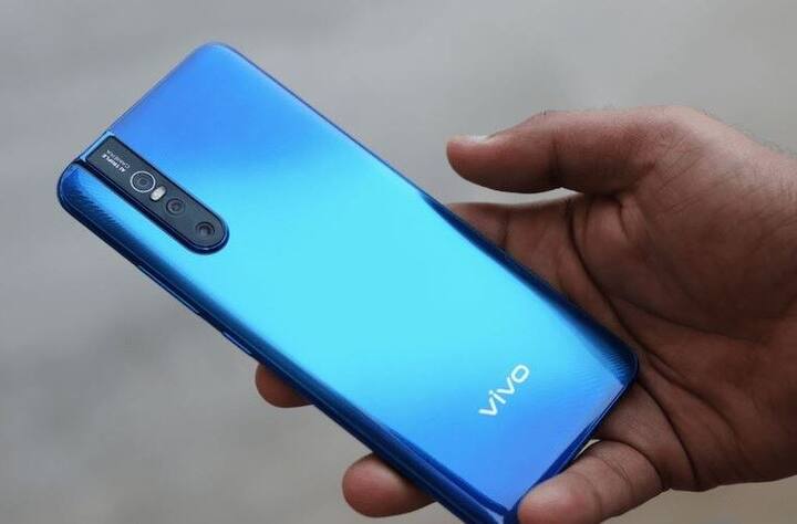  3.भारतीय बाजार में Vivo ने 16 फीसदी मार्केट शेयर के साथ तीसरे पायदान पर है. साल 2019 के दौरान विवो की बाजार में हिस्सेदारी 76 फीसदी तक बढ़ी है. दिलचस्प बात यह है कि कंपनी Q4-2019 के आंकड़ों के अनुसार भारतीय स्मार्टफोन बाजार में नंबर 2 पर है.