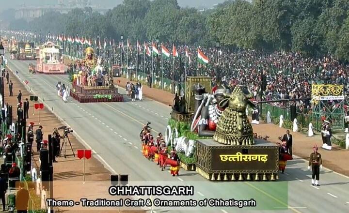 सबसे आगे छत्तीसगढ़ की झांकी रही. झांकी पर नंदी और आदिवसी स्त्री की मूर्ति बनाई गई थी.