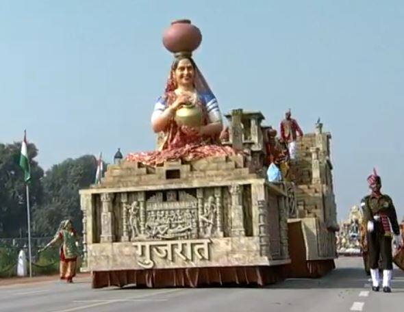 गुजरात की झांकी में गांव की झलक दिखाई गई. ये झांकी रानी की बावड़ी पर केंद्रित थी.