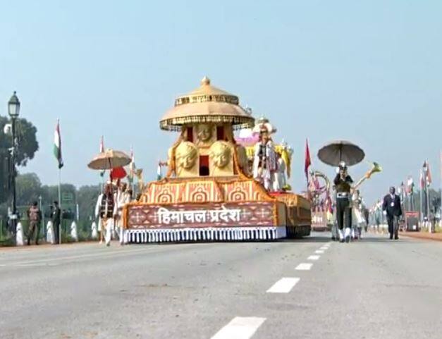 हिमाचल प्रदेश की झांकी में कूल्लू का मशहूर दशहरा उत्सव दिखाया गया.