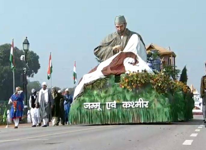 जम्मू कश्मीर की झांकी लकड़ी के कश्मीर घर की झलक दिखाई दी. पारंपरिक कला संस्कृति और चलो गांव की ओर कार्यक्रम की झलक दिखी.