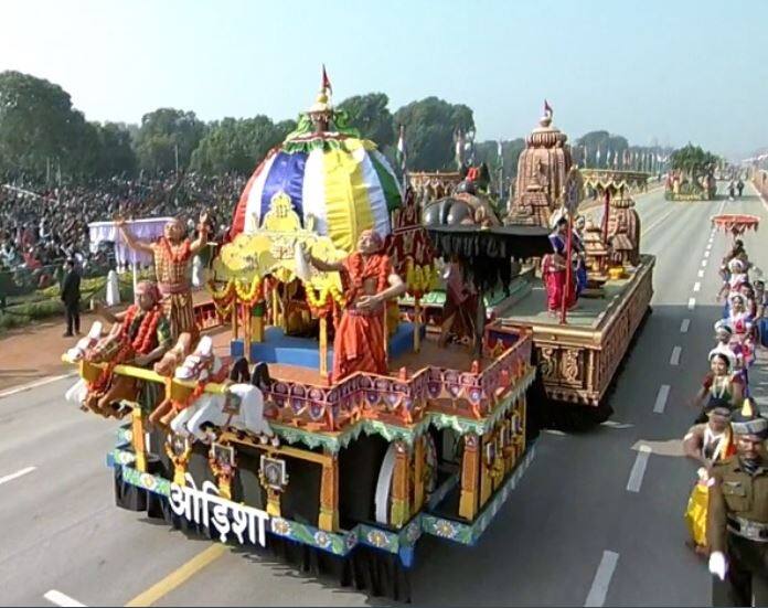 ओडिशा की झांकी में भगवान शिव और भगवान विष्णु को दर्शाया गया. भगवान लिंगराज की रुकुना रथ यात्रा की झलक दिखाई दी. कलाकार ओडिशी नृत्य करते दिखाई दिए.