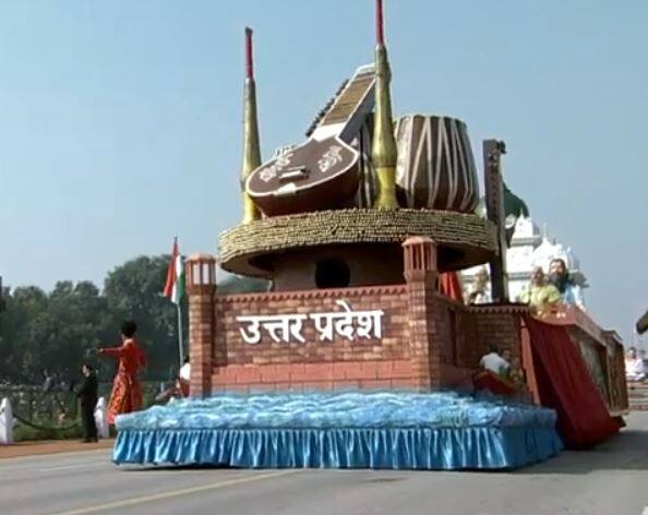 उत्तर प्रदेश की झांकी में प्रदेश की सांस्कृतिक कला एवं धार्मिक पर्यटन को दर्शाया गया. झांकी में गंगा-जमुनी तहजीब दिखाई गई.