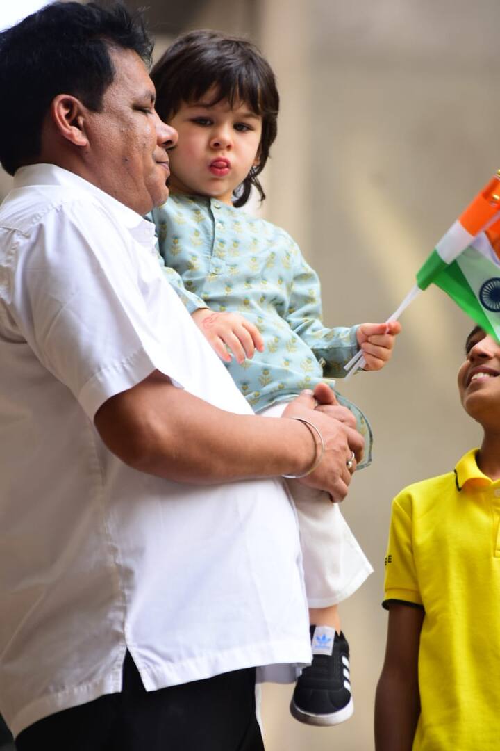 खास बात ये है कि उनके हाथों में इस मौके पर छोटे छोटे कई झंडे नजर आए. (तस्वीर: मानव मंगलानी)