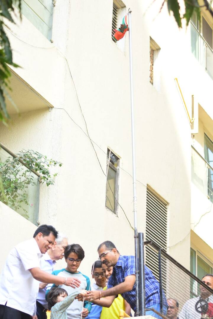 तैमूर ने वहां सभी के सामने तिरंगा भी फहराया. इसमें कुछ लोग उनकी मदद करते नज़र आए. (तस्वीर: मानव मंगलानी)