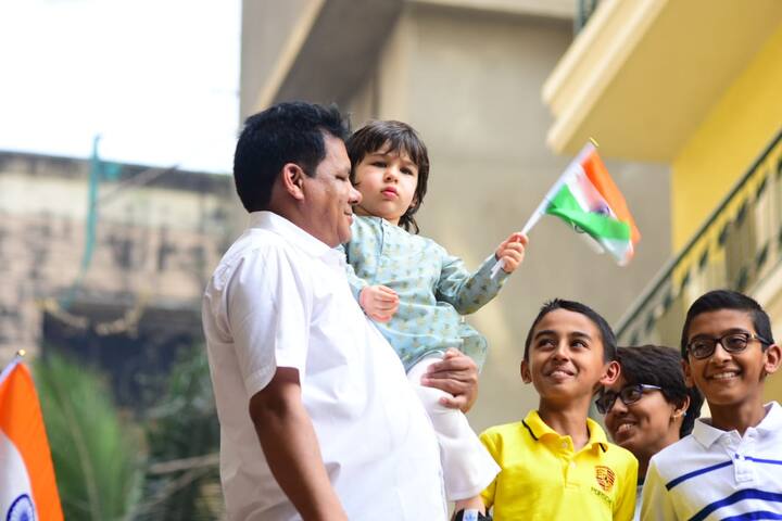 आपको बता दें कि इससे पहले भी तैमूर स्वतंत्रता दिवस के मौके पर भी झंडा फहराते नज़र आ चुके हैं. (तस्वीर: मानव मंगलानी)
