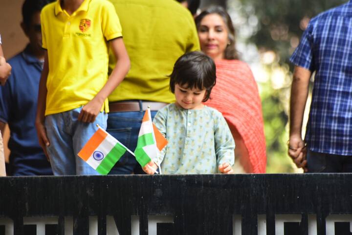 गणतंत्र दिवस सेलिब्रेशन के दौरान तैमूर काफी खुश भी नज़र आए. (तस्वीर: मानव मंगलानी)