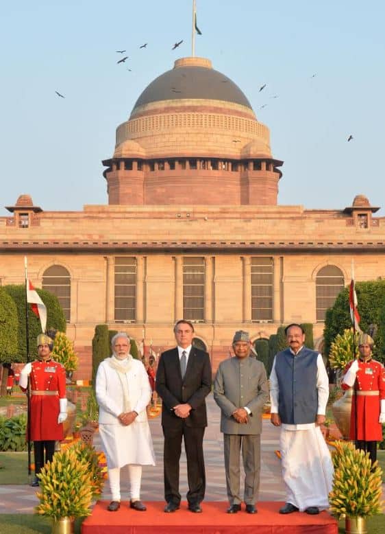 समारोह में ब्राजील के राष्ट्रपति जेयर बोलसोनारो मुख्य अतिथि के रूप में शामिल हुए हैं. एट होम कार्यक्रम में राष्ट्रपति रामनाथ कोविंद, उपराष्ट्रपति वैंकेया नायडू और पीएम मोदी ने ब्राजील के राष्ट्रपति का गर्मजोशी से स्वागत किया है.