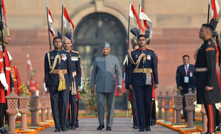 देशभर में बीते रविवार को 71वां गणतंत्र दिवस धूमधाम से मनाया गया. दिल्ली के राजपथ की परेड ने देशवासियों को जोश और जज्बे से सराबोर कर दिया. वहीं, अब राष्ट्रपति भवन में गणतंत्र दिवस के अवसर पर 'एट होम' का कार्यक्रम रखा गया.