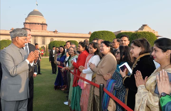 इस समारोह में हर बार प्रधानमंत्री, कैबिनेट मंत्री, राजदूतों अन्य गणमान्य लोगों के अलावा पत्रकारों को भी बुलाया जाता है. इस बार भी समारोह में देश के कई अति महत्वपूर्ण हस्तियों को 'एट होम' में बुलाया गया है.