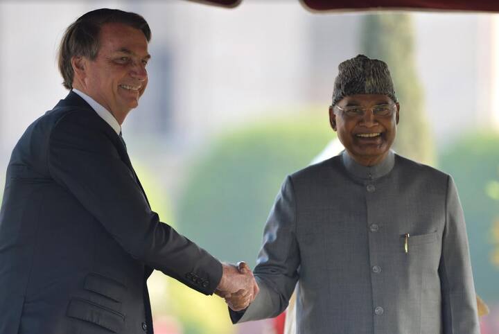 ब्राजील के राष्ट्रपति जेयर बोलसोनारो का नाम रविवार को विश्व के उन चुनिंदा नेताओं की सूची में शुमार हो गया, जिन्होंने पिछले कुछ दशकों में भारत के गणतंत्र दिवस पर मुख्य अतिथि बनकर इसकी शोभा बढ़ाई है. बोलसोनारो भारत के 71वें गणतंत्र दिवस समारोह में मुख्य अतिथि थे और उन्होंने राजपथ पर राष्ट्रपति रामनाथ कोविंद, प्रधानमंत्री नरेन्द्र मोदी और अन्य नेताओं के साथ भव्य परेड का आनंद उठाया.