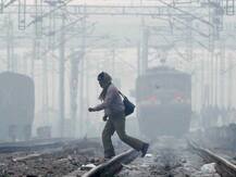 Weather UPDATES: दिल्ली आने वालीं 14 ट्रेनें 1 से 3 घंटे तक लेट, दिल्ली में बूंदा बादी, AQI 'बहुत खराब' श्रेणी में