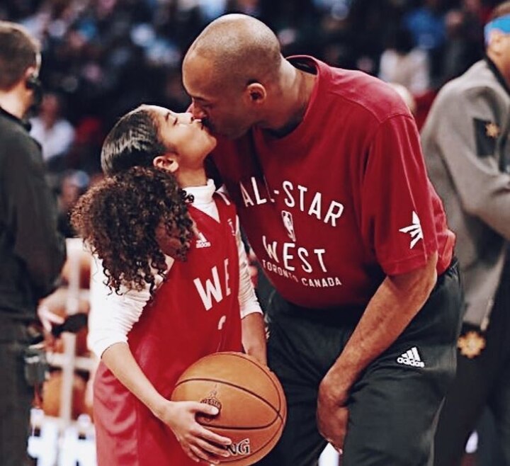 Priyanka Chopra pays tribute to veteran basketball star Cobb Bryant during the Grammy ceremony दिग्गज बास्केट बॉल स्टार कोब ब्रायंट को प्रियंका चोपड़ा ने दी ग्रैमी समारोह के दौरान श्रद्धांजलि