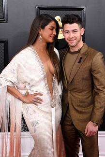 ग्रैमी अवॉर्ड में दिखा प्रियंका का खूबसूरत लुक, पति निक संग रेड कार्पेट पर बिखेरा जलवा