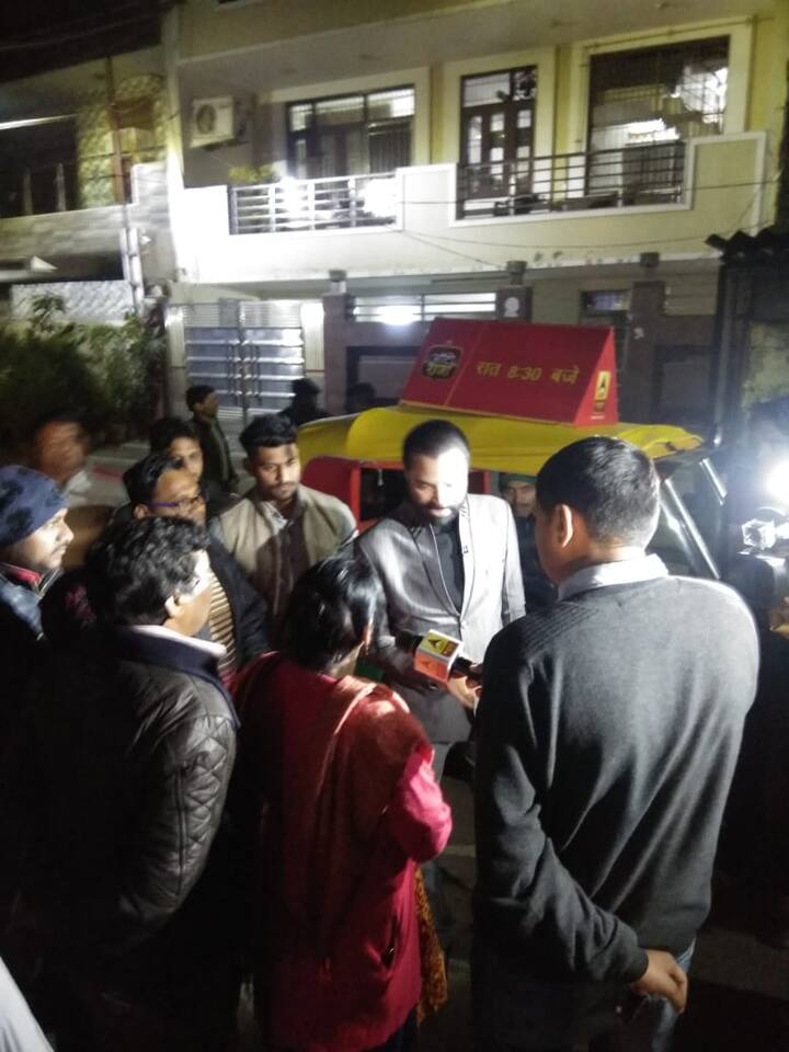 यहीं पर मोहल्ले की कुछ महिलाएं टहल रही थी. हमने फौरन रुख कर लिया महिलाओं की ओर और उनसे चुनाव पर सवाल पूछ लिये.