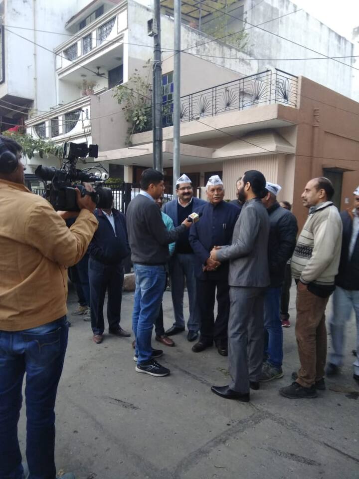 ऑटो राजा की टीम चल पड़ी आप के उम्मीदवार और स्पीकर राम निवास गोयल के घर की ओर जो विवेक बिहार में रहते हैं.