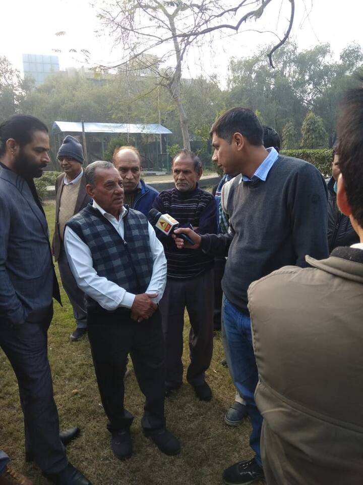 बीजेपी और आप के दावे के बाद बारी थी कांग्रेस के दावे को समझने की. लिहाजा हम पहुंचे कांग्रेस के उम्मीदवार नरेंद्र नाथ गुप्ता के पास. नरेंद्र पहले भी विधायक रह चुके हैं.
