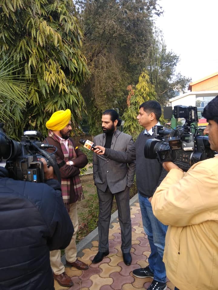 पिछली बार बीजेपी अकाली गठबंधन से उम्मीदवार रहे विजेंद्र सिंह संटी लोगों से मिल रहे थे. अकाली दल भले ही इस बार चुनाव मैदान में नहीं है लेकिन अकाली दल से जुड़े लोग बीजेपी के लिए लगे हुए हैं. पब्लिक की बात और बीजेपी के दावे को तह तक समझने के लिए हम पार्क से आगे बढ़े.