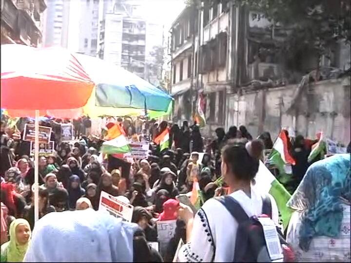 महाराष्ट्र: दिल्ली के शाहीन बाग की तर्ज पर अब 'मुंबई बाग', CAA के विरोध में कल रात से धरने पर बैठी हैं महिलाएं CAA protest named Mumbai Bagh as Shaheen Bagh of Delhi in Mumbai महाराष्ट्र: दिल्ली के शाहीन बाग की तर्ज पर अब 'मुंबई बाग', CAA के विरोध में कल रात से धरने पर बैठी हैं महिलाएं