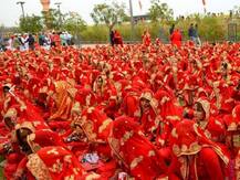 अजब-गजब: बच्चों को पढ़ाने की नहीं, यूपी में महिला शिक्षकों को मिली दुल्हन सजाने की जिम्मेदारी