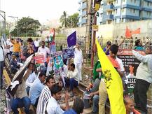 मुंबई: भारत बंद के दौरान भड़के लोकल के रेलयात्री, प्रदर्शनकारियों से हुई बहस