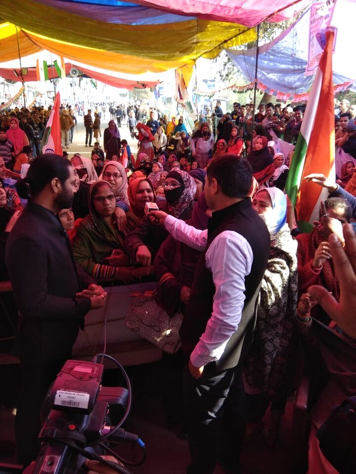महिलाओं ने बताया कि हम यहां मजबूरी में बैठे हैं, धरने का कोई शौक नहीं है. उन्होंने बताया कि हम सिर्फ सीएए-एनआरसी के खिलाफ हैं. 