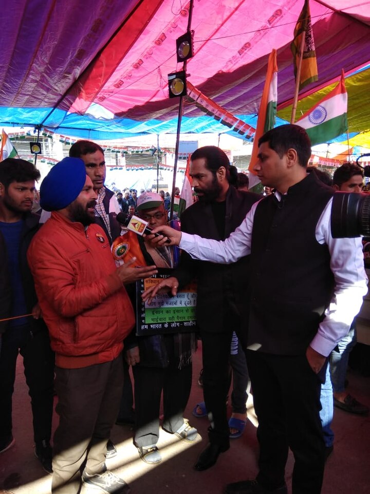 एक अन्य प्रदर्शनकारी ने राजनीतिक दलों से अपील की कि हमें वोट बैंक की तरह इस्तेमाल न करे. प्रदर्शनकारियों ने राजनीतिक दलों की बयानबाजी पर भी नाराजगी जताई.